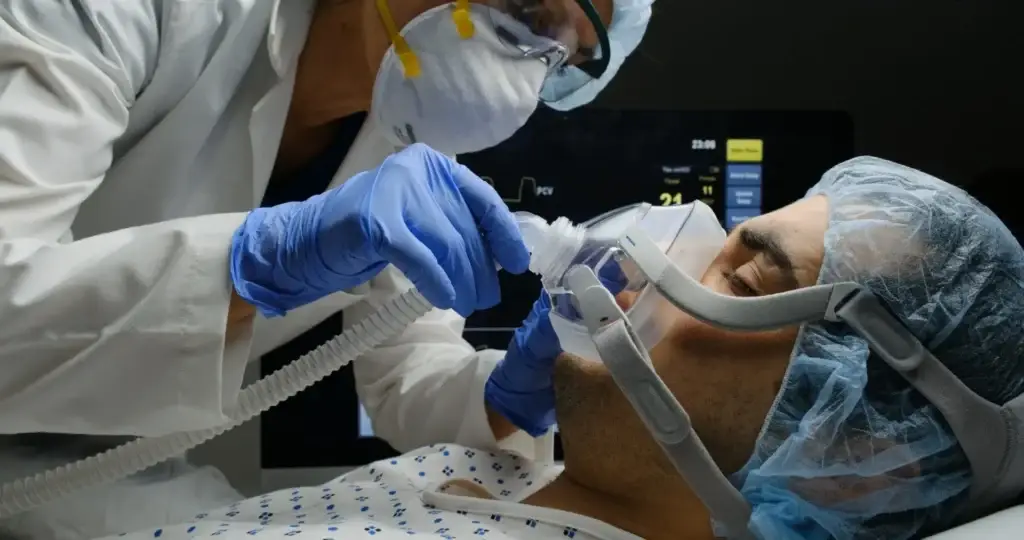 icu travel nurse using ventilator covid treatment